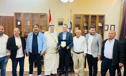 فعاليات الفاعور تقدم درع تقديري الى المحافظ أبو جودة
