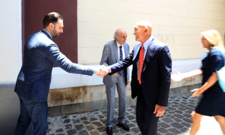 جنبلاط عرض مع باراك الأوضاع في لبنان والمنطقة