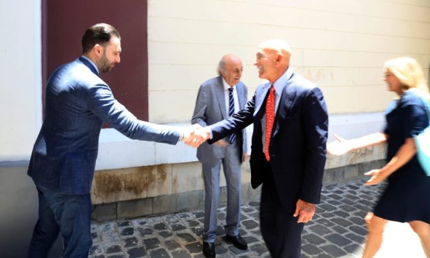 جنبلاط عرض مع باراك الأوضاع في لبنان والمنطقة