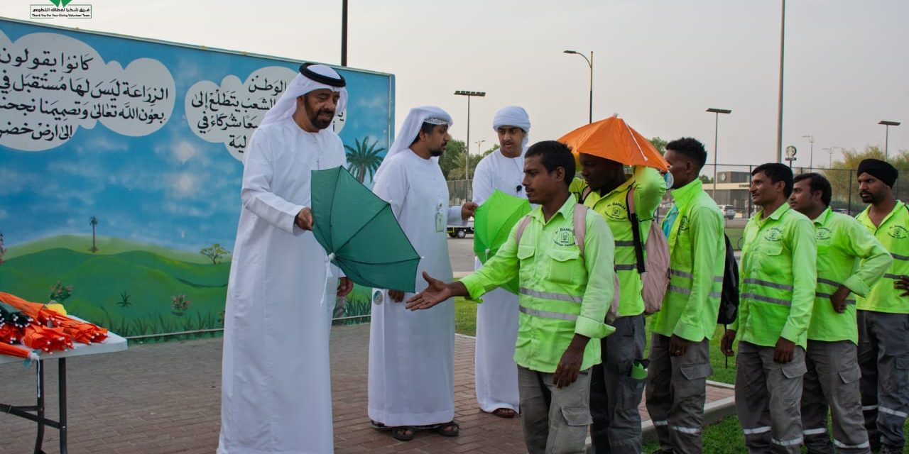 برعاية الشيخ سالم بن ركاض توزيع مظلات واقية من حرارة الصيف على العمال في مدينة العين
