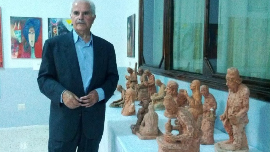حوّل الطين إلى منحوتات وإبداع… عارف أبو لطيف يخلّد حكايا الوجوه ويرحل