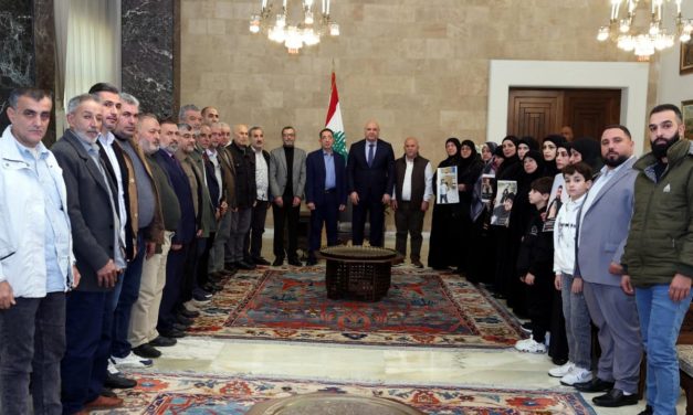 عون: عودة الأسرى المعتقلين في إسرائيل “أولوية” في المفاوضات