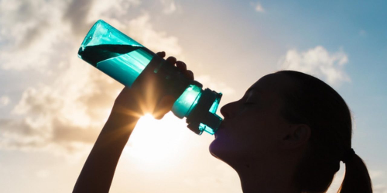 الماء المُملَّح صحيّ: حقيقة أم وَهم؟