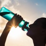 الماء المُملَّح صحيّ: حقيقة أم وَهم؟