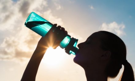 الماء المُملَّح صحيّ: حقيقة أم وَهم؟