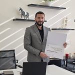 من سويسرا إلى ميادين الشفاء… الدكتور عبد القادر العسكر يوقّع إنجازًا عالميًا يُعيد رسم معايير جراحة العمود الفقري