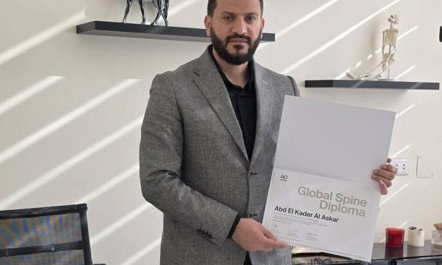 من سويسرا إلى ميادين الشفاء… الدكتور عبد القادر العسكر يوقّع إنجازًا عالميًا يُعيد رسم معايير جراحة العمود الفقري