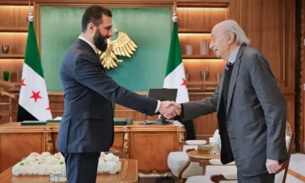 اللقاء الأول مع الشرع بعد أحداث السويداء.. جنبلاط والأدوار الصعبة من سوريا إلى لبنان