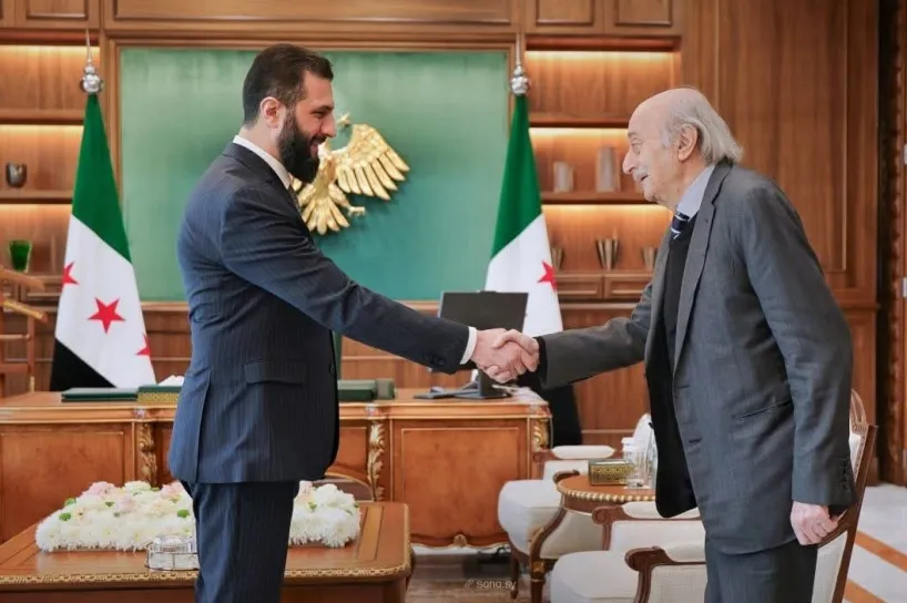 اللقاء الأول مع الشرع بعد أحداث السويداء.. جنبلاط والأدوار الصعبة من سوريا إلى لبنان