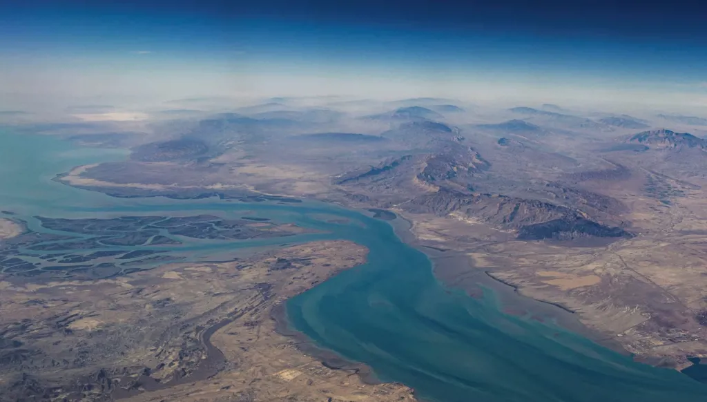 تقارب أميركي–إيراني خلف الكواليس… واتفاق مرحلي حول مضيق هرمز