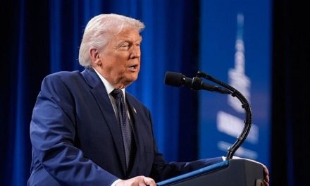 ترامب يغيّر جدول أعماله ويعود إلى البيت الأبيض… هل من جديد بشأن إيران؟